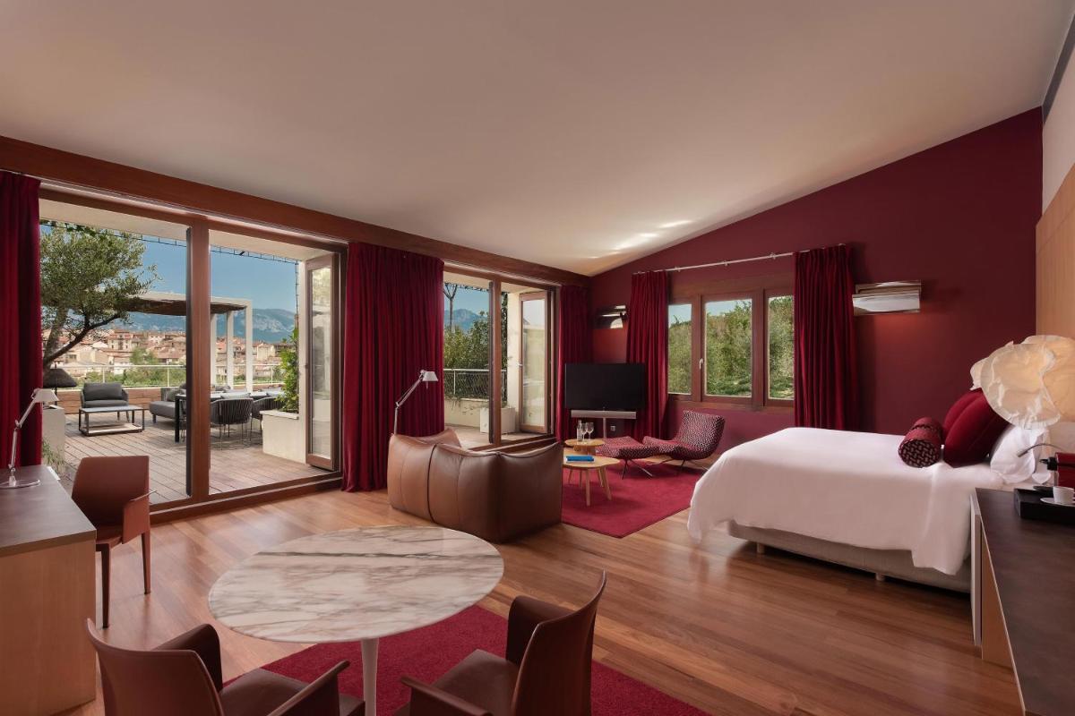 Cama o camas de una habitación en Hotel Marqués de Riscal, a Luxury Collection Hotel, Elciego
