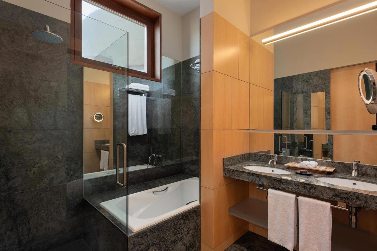 Un baño de Hotel Marqués de Riscal, a Luxury Collection Hotel, Elciego