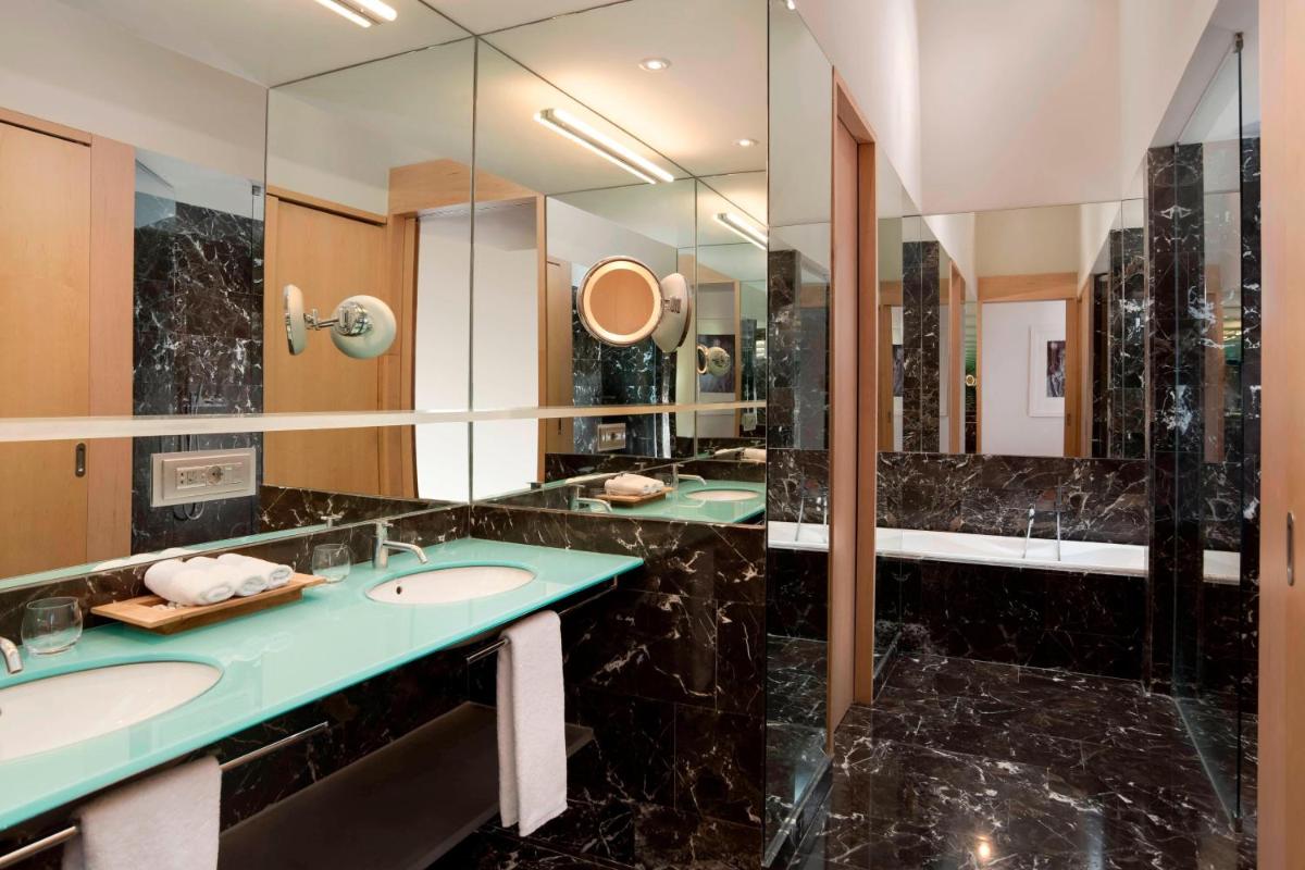 Un baño de Hotel Marqués de Riscal, a Luxury Collection Hotel, Elciego
