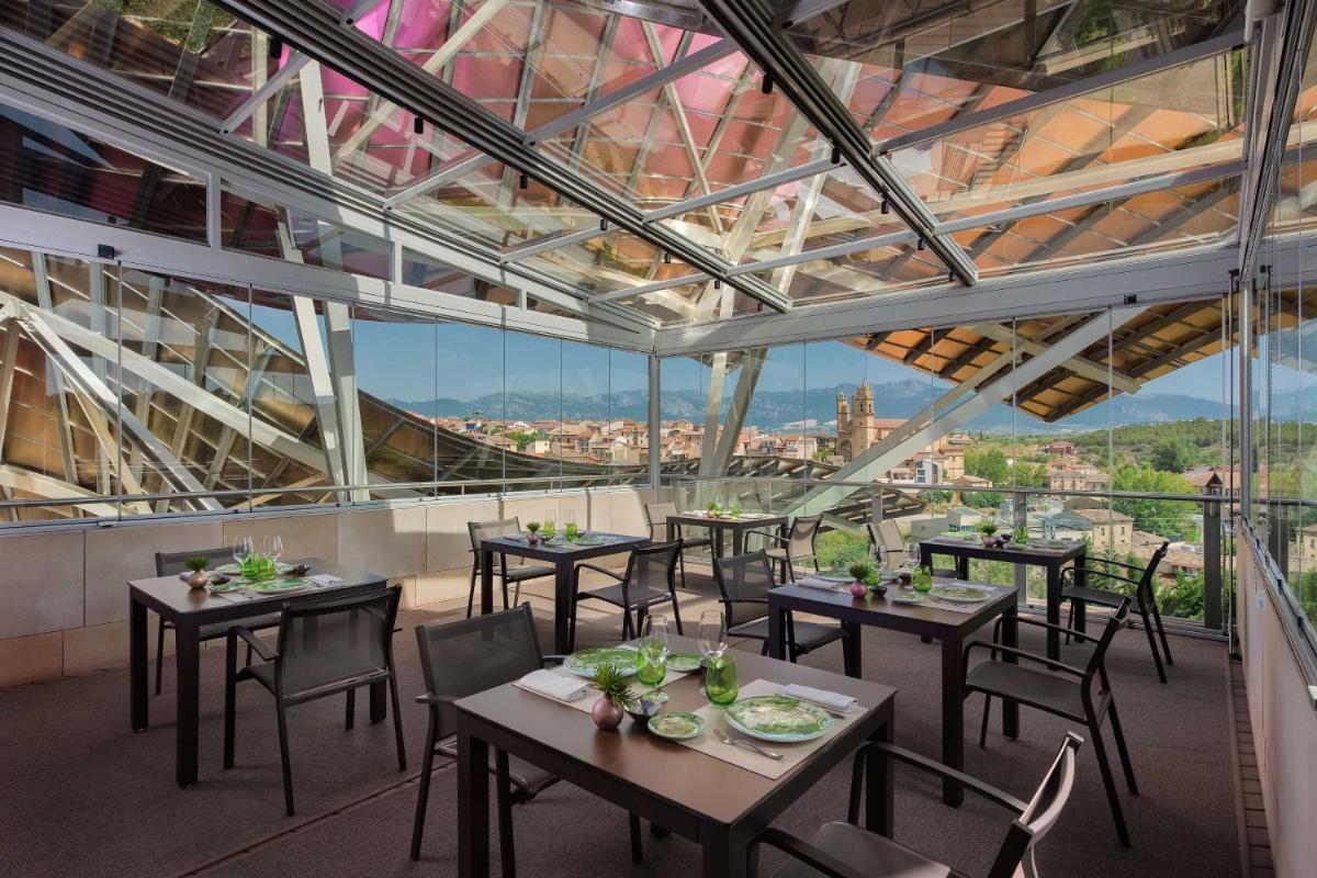 Un restaurante o sitio para comer en Hotel Marqués de Riscal, a Luxury Collection Hotel, Elciego