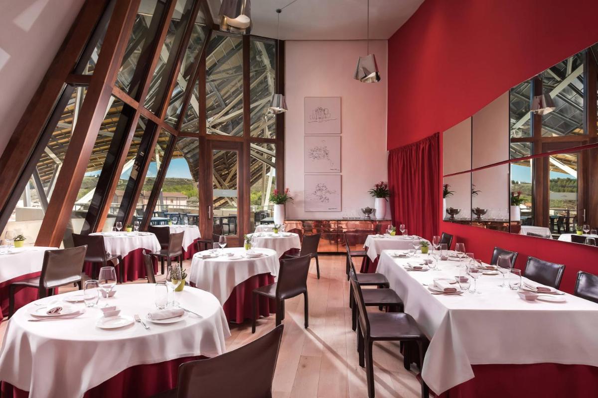 Un restaurante o sitio para comer en Hotel Marqués de Riscal, a Luxury Collection Hotel, Elciego