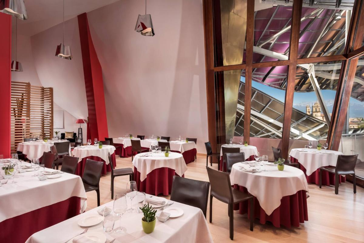 Un restaurante o sitio para comer en Hotel Marqués de Riscal, a Luxury Collection Hotel, Elciego