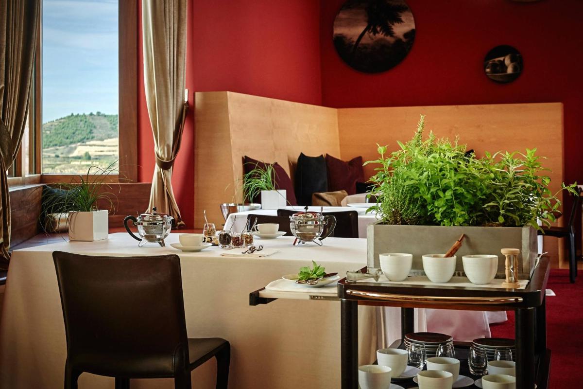 Un restaurante o sitio para comer en Hotel Marqués de Riscal, a Luxury Collection Hotel, Elciego