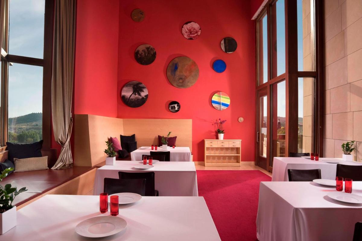 Un restaurante o sitio para comer en Hotel Marqués de Riscal, a Luxury Collection Hotel, Elciego