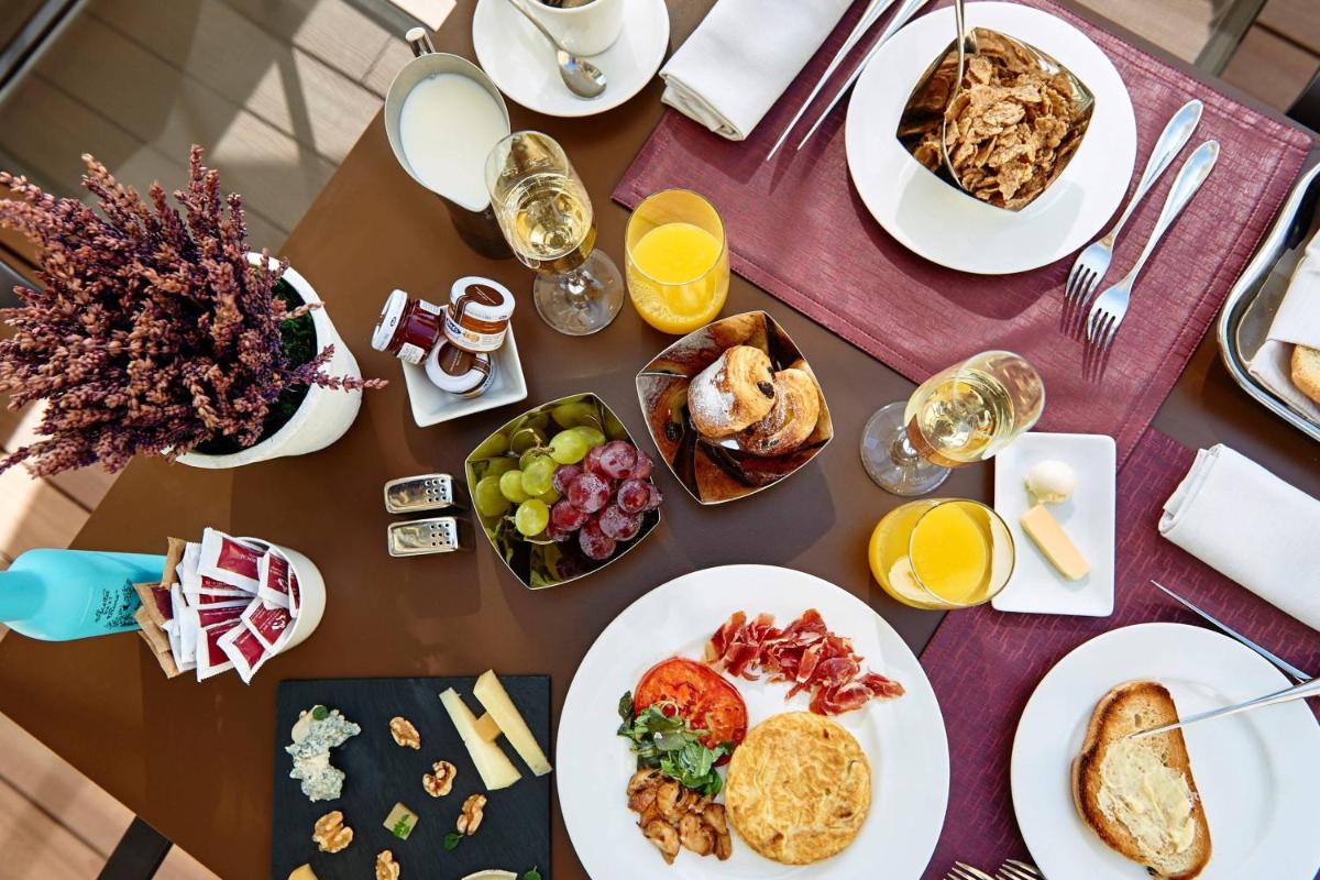 Comida en o cerca de este hotel