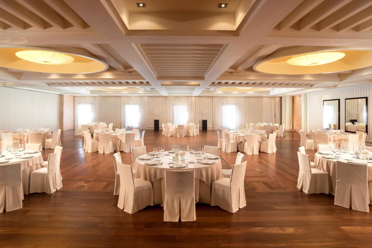 Un restaurante o sitio para comer en Hotel Marqués de Riscal, a Luxury Collection Hotel, Elciego