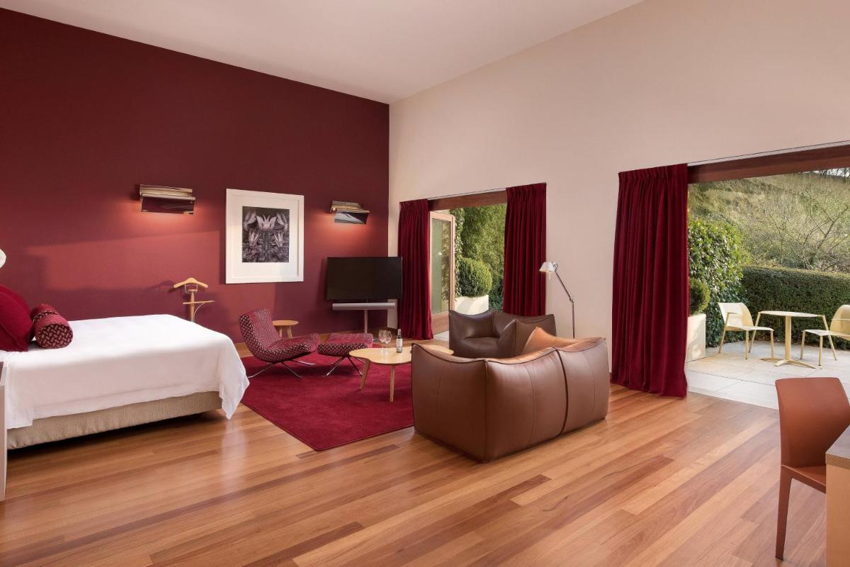 Cama o camas de una habitación en Hotel Marqués de Riscal, a Luxury Collection Hotel, Elciego
