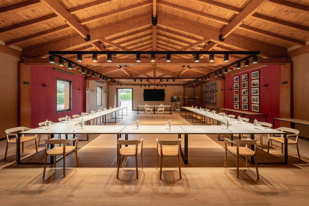 Una gran sala de conferencias con una mesa larga y sillas. en Hotel Marqués de Riscal, a Luxury Collection Hotel, Elciego, en Elciego
