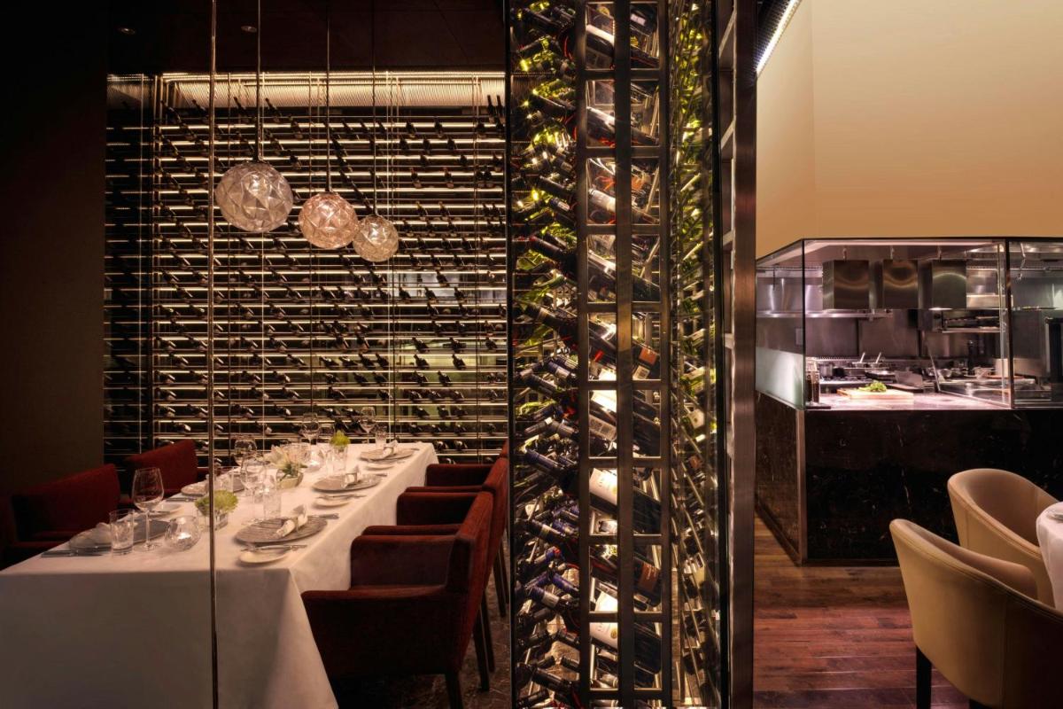The Ritz-Carlton Abu Dhabi, Grand Canal - Hizvo