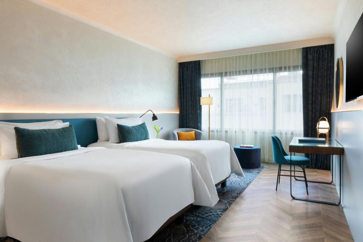 Cama o camas de una habitación en Renaissance Barcelona Hotel