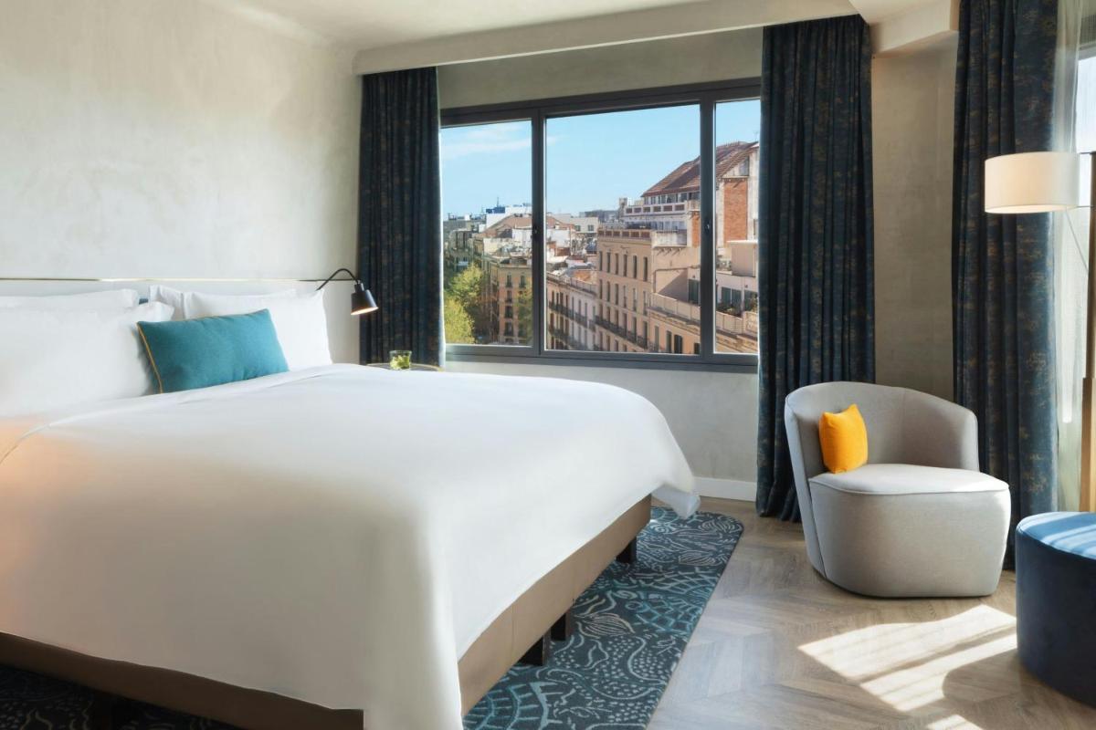 Cama o camas de una habitación en Renaissance Barcelona Hotel