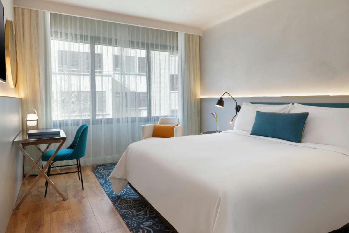 Cama o camas de una habitación en Renaissance Barcelona Hotel