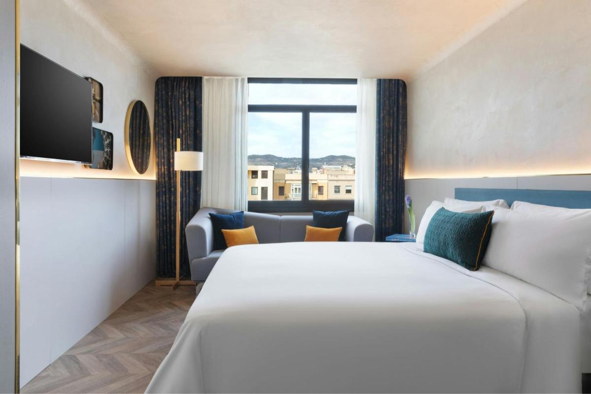 Cama o camas de una habitación en Renaissance Barcelona Hotel