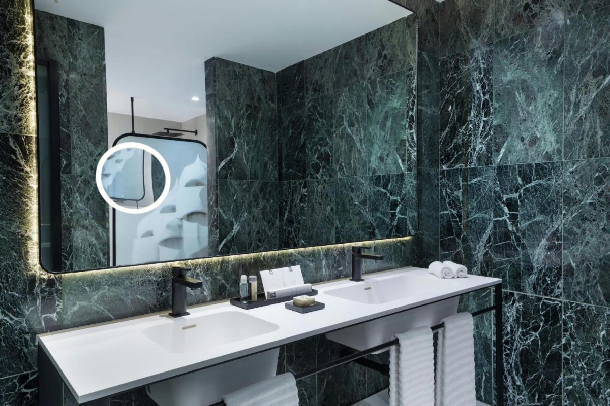 Un baño de Renaissance Barcelona Hotel
