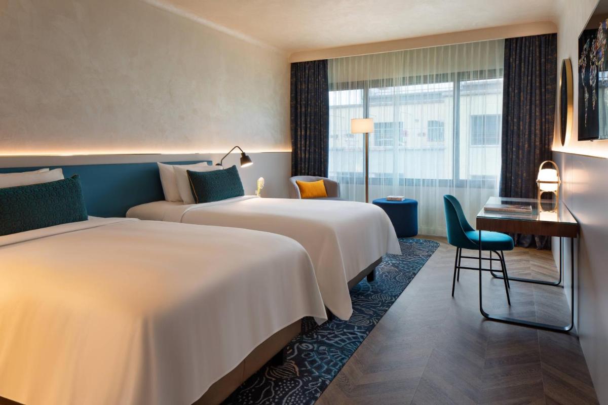Cama o camas de una habitación en Renaissance Barcelona Hotel