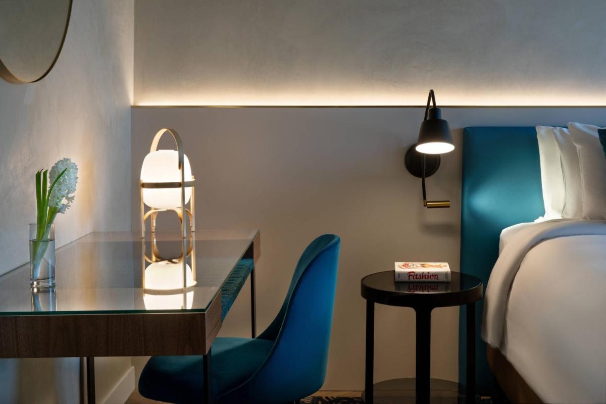 Cama o camas de una habitación en Renaissance Barcelona Hotel