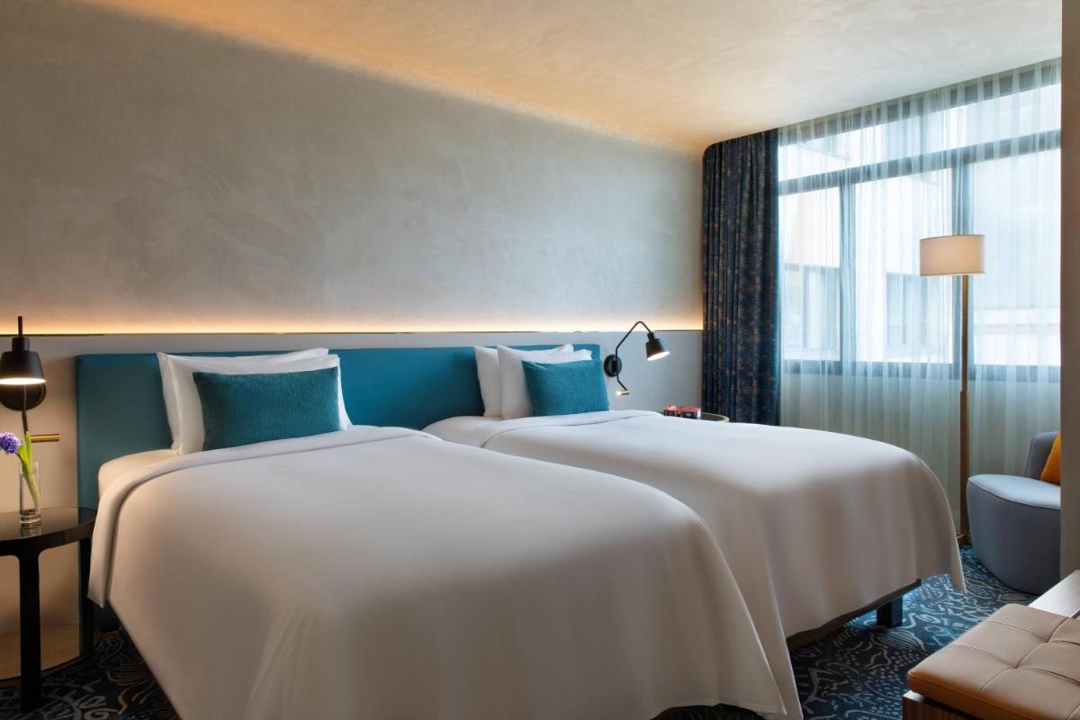 Cama o camas de una habitación en Renaissance Barcelona Hotel