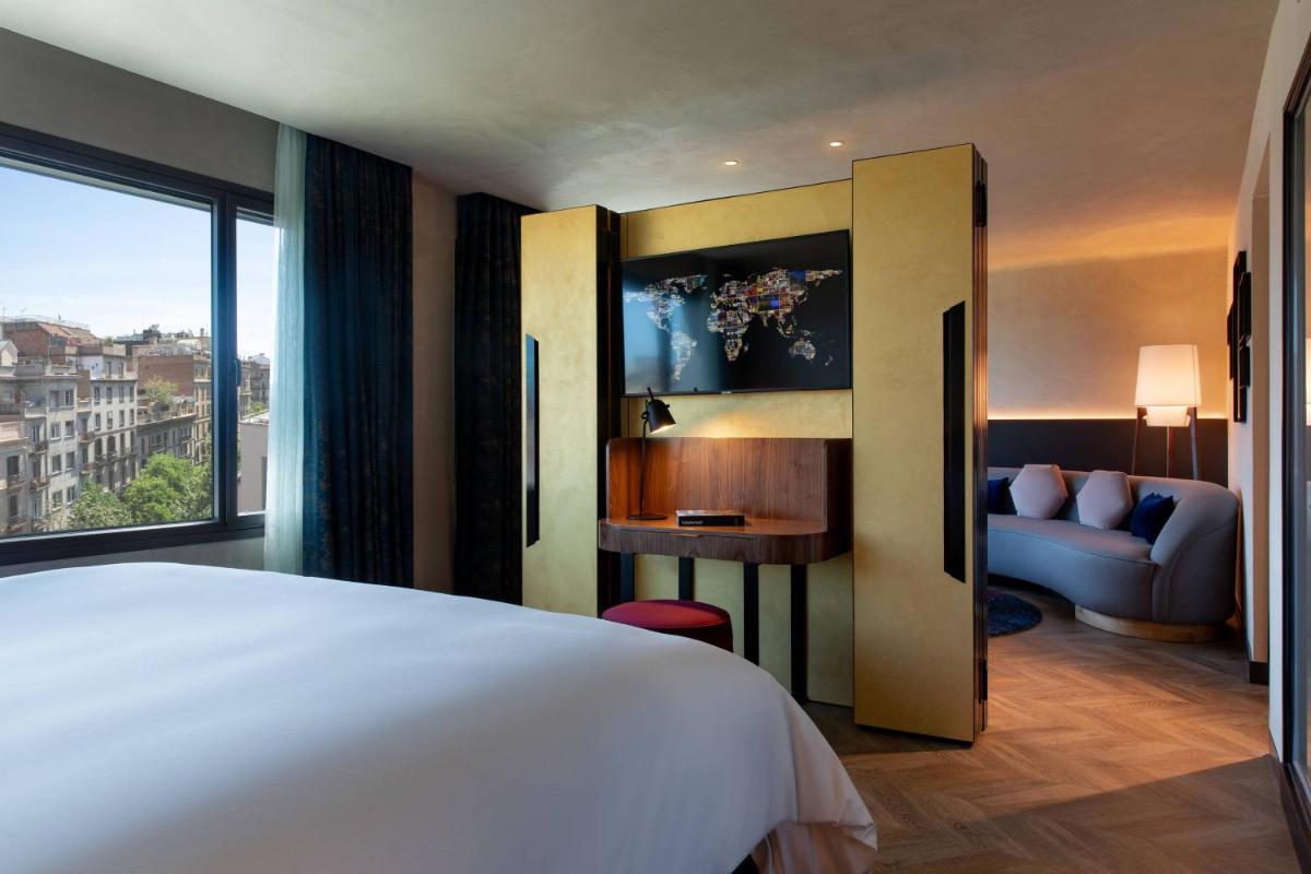 Cama o camas de una habitación en Renaissance Barcelona Hotel