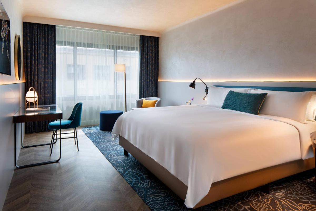 Cama o camas de una habitación en Renaissance Barcelona Hotel