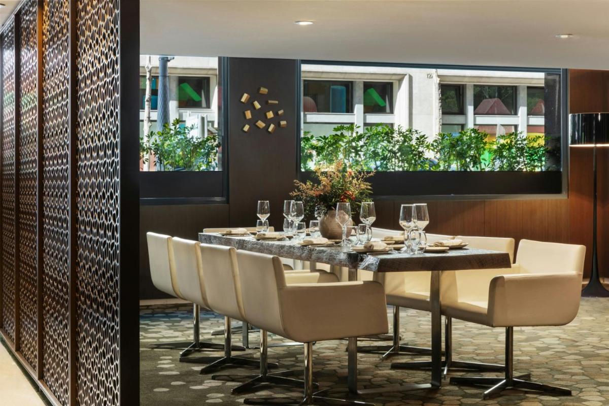 Un restaurante o sitio para comer en Renaissance Barcelona Hotel