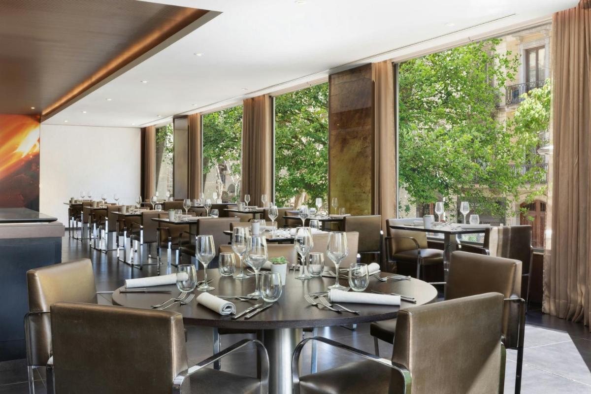 Un restaurante o sitio para comer en Renaissance Barcelona Hotel
