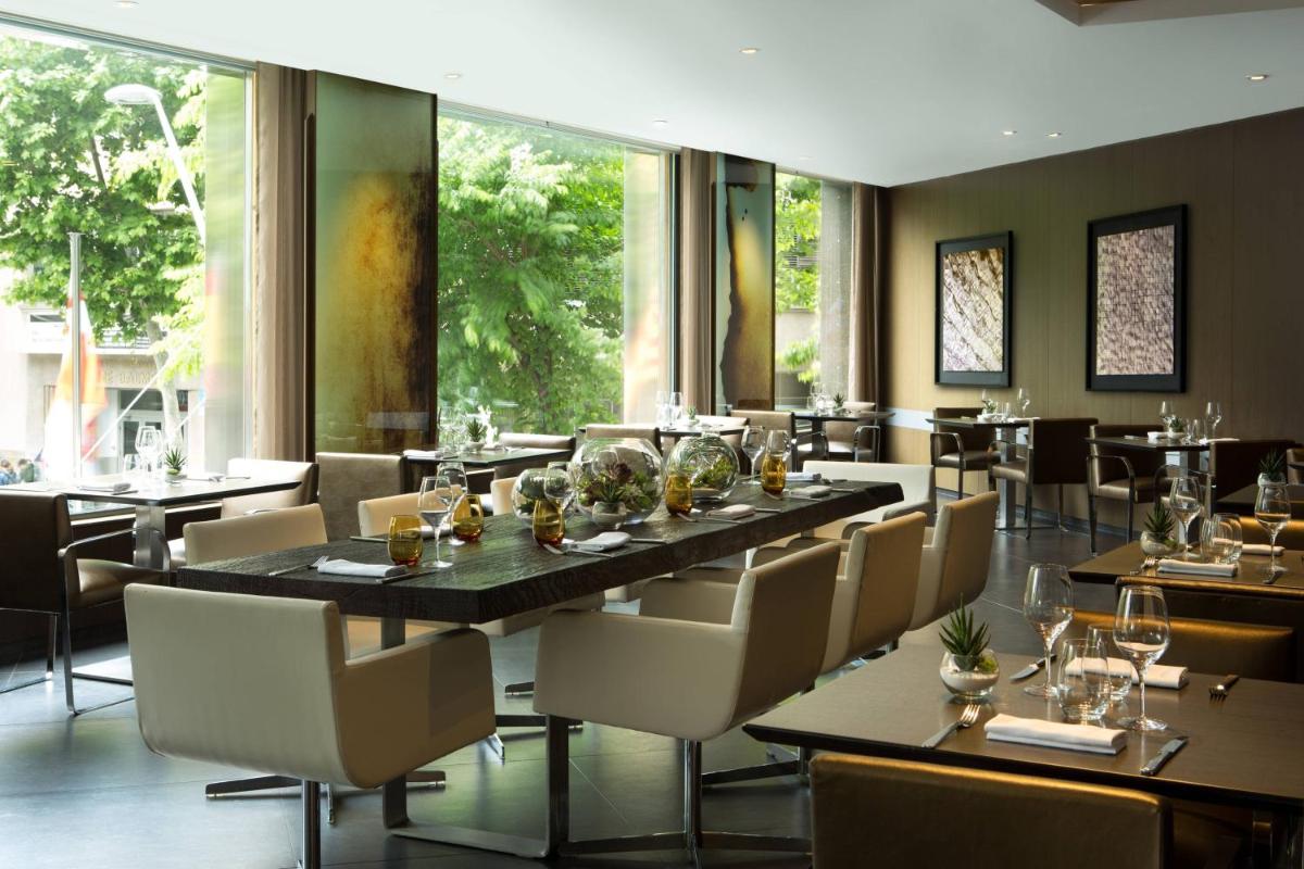 Un restaurante o sitio para comer en Renaissance Barcelona Hotel