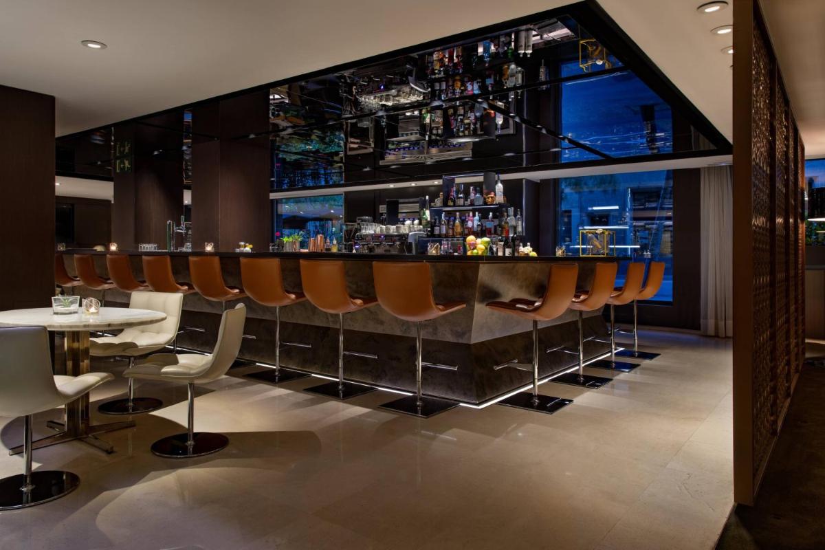 El salón o zona de bar de Renaissance Barcelona Hotel
