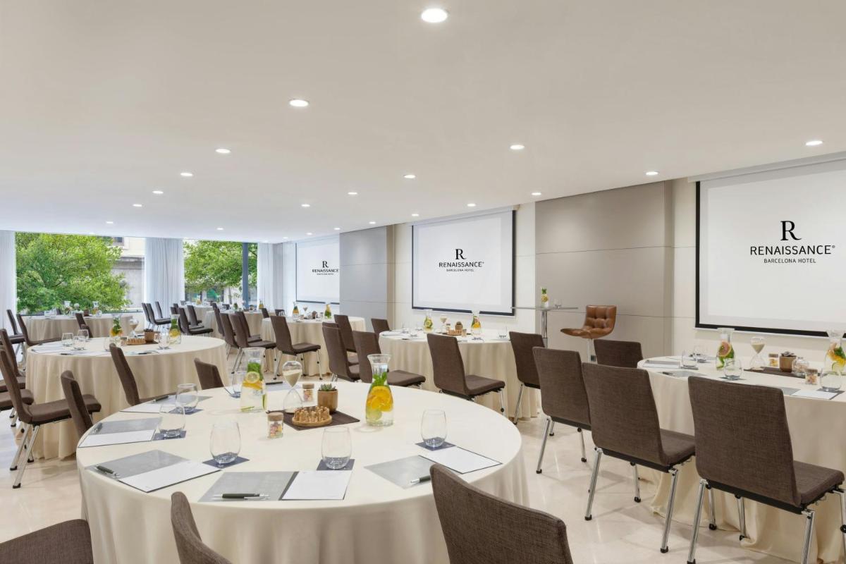 Un restaurante o sitio para comer en Renaissance Barcelona Hotel