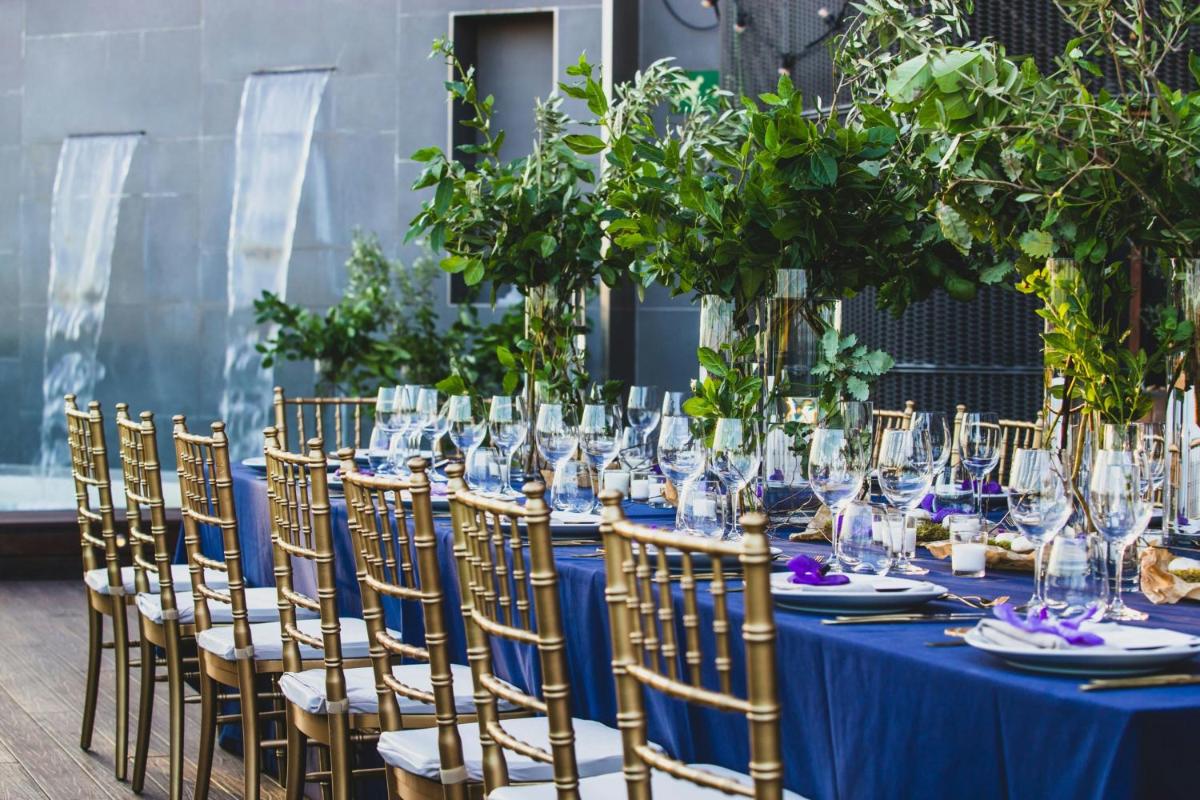 Un restaurante o sitio para comer en Renaissance Barcelona Hotel