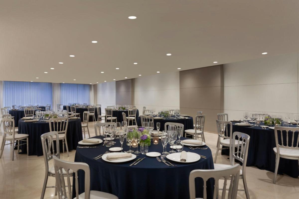 Un restaurante o sitio para comer en Renaissance Barcelona Hotel