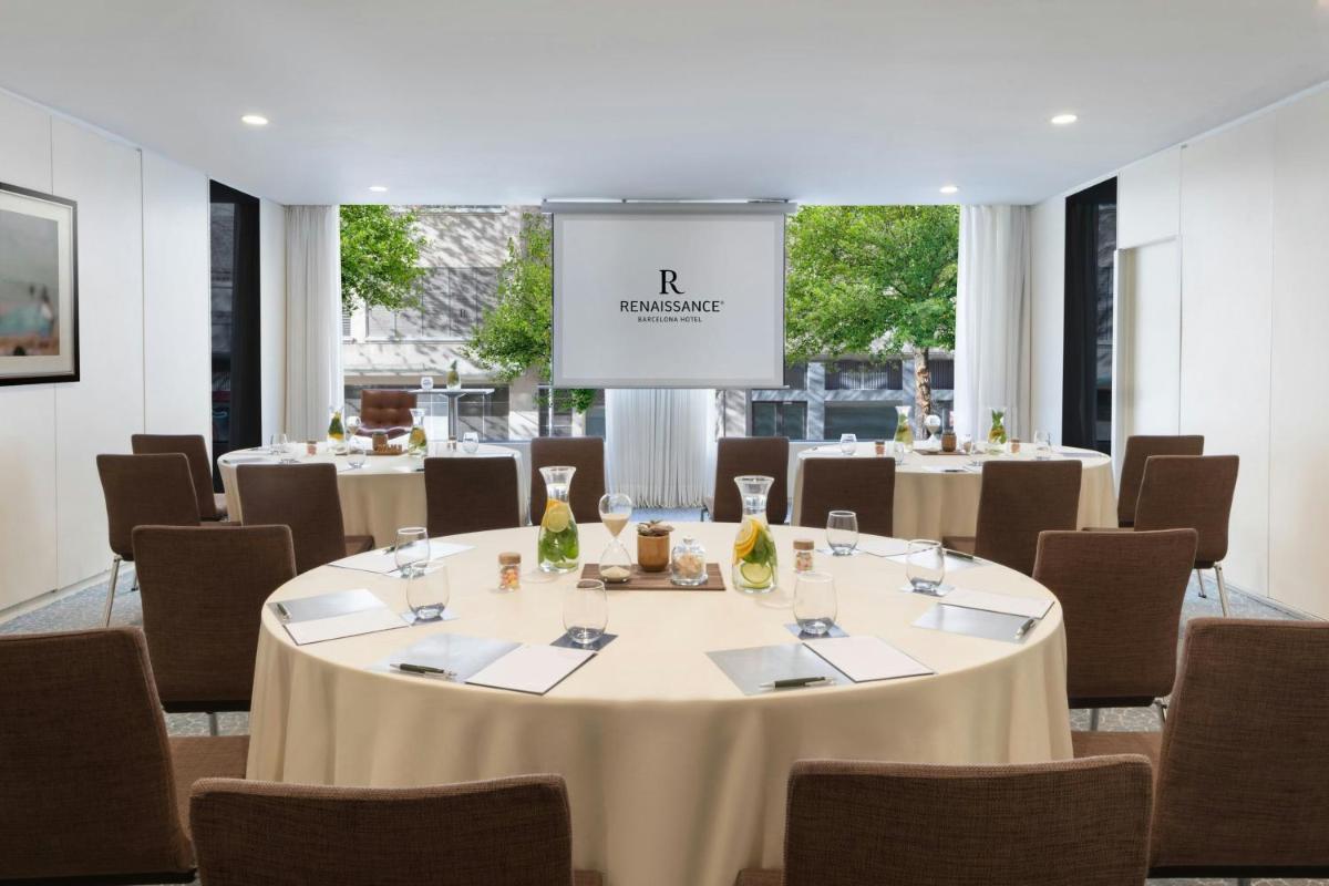 Un restaurante o sitio para comer en Renaissance Barcelona Hotel