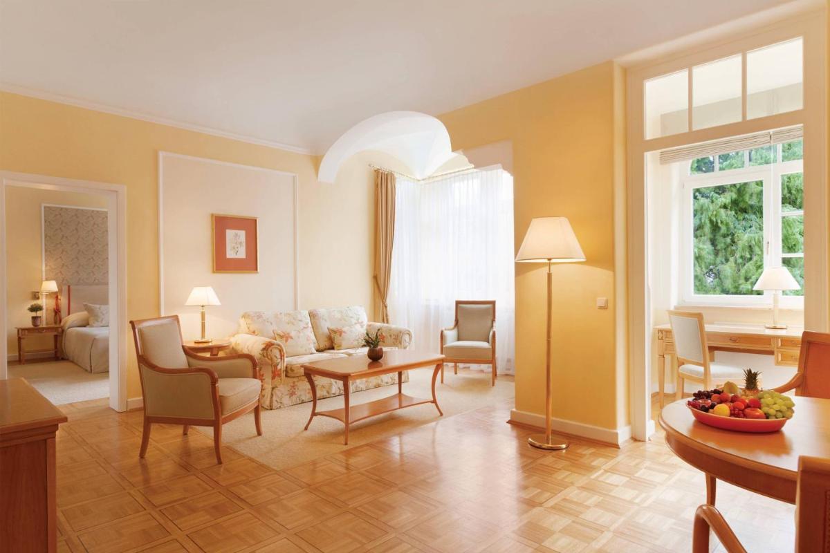 Ein Sitzbereich in der Unterkunft Falkenstein Grand, Autograph Collection Ein Sitzbereich in der Unterkunft Falkenstein Grand, Autograph Collection