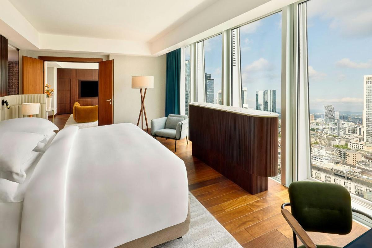 Ein Bett oder Betten in einem Zimmer der Unterkunft JW Marriott Hotel Frankfurt Ein Bett oder Betten in einem Zimmer der Unterkunft JW Marriott Hotel Frankfurt