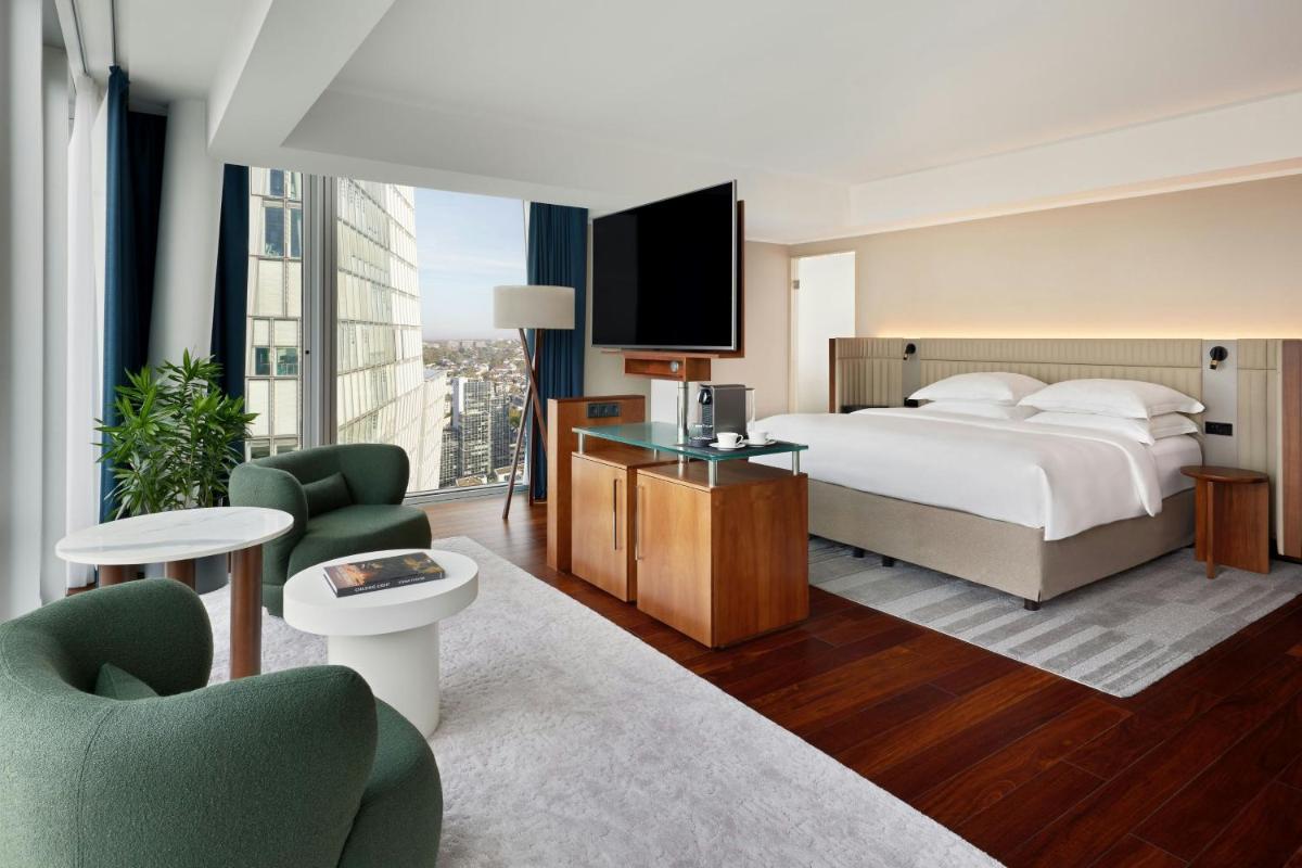Ein Bett oder Betten in einem Zimmer der Unterkunft JW Marriott Hotel Frankfurt Ein Bett oder Betten in einem Zimmer der Unterkunft JW Marriott Hotel Frankfurt