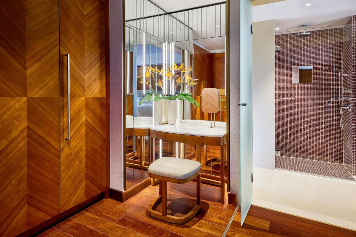 Ein Badezimmer in der Unterkunft JW Marriott Hotel Frankfurt Ein Badezimmer in der Unterkunft JW Marriott Hotel Frankfurt