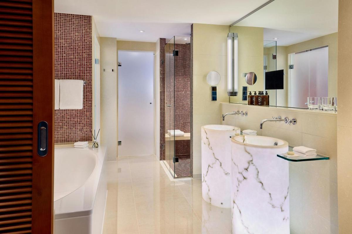 Ein Badezimmer in der Unterkunft JW Marriott Hotel Frankfurt Ein Badezimmer in der Unterkunft JW Marriott Hotel Frankfurt