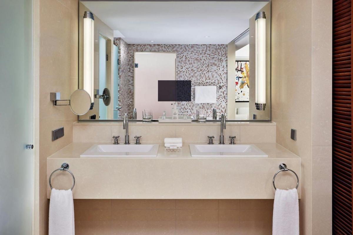 Ein Badezimmer in der Unterkunft JW Marriott Hotel Frankfurt