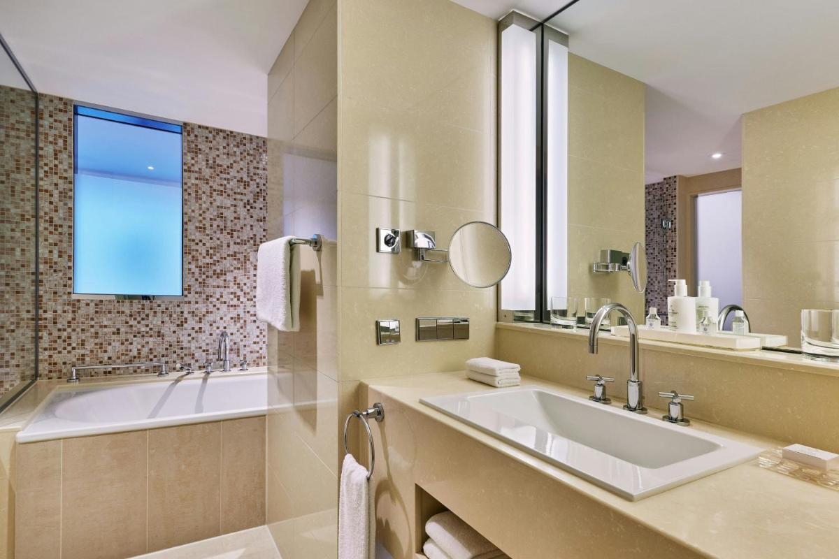 Ein Badezimmer in der Unterkunft JW Marriott Hotel Frankfurt