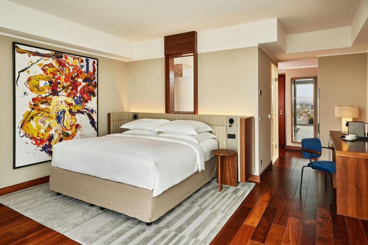 Ein Bett oder Betten in einem Zimmer der Unterkunft JW Marriott Hotel Frankfurt