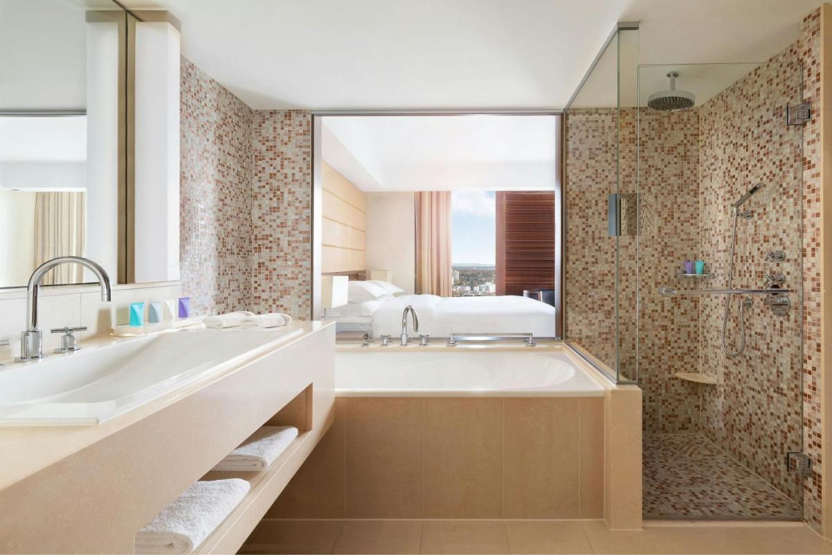 Ein Bett oder Betten in einem Zimmer der Unterkunft JW Marriott Hotel Frankfurt