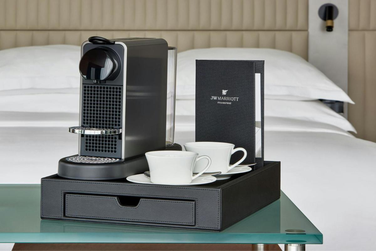 Ein Bett oder Betten in einem Zimmer der Unterkunft JW Marriott Hotel Frankfurt