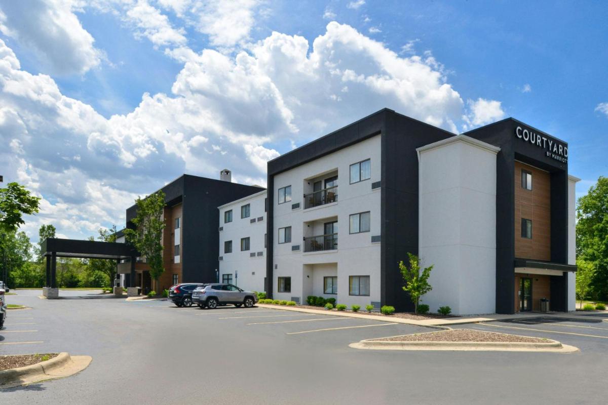 Courtyard Detroit Utica - Housity