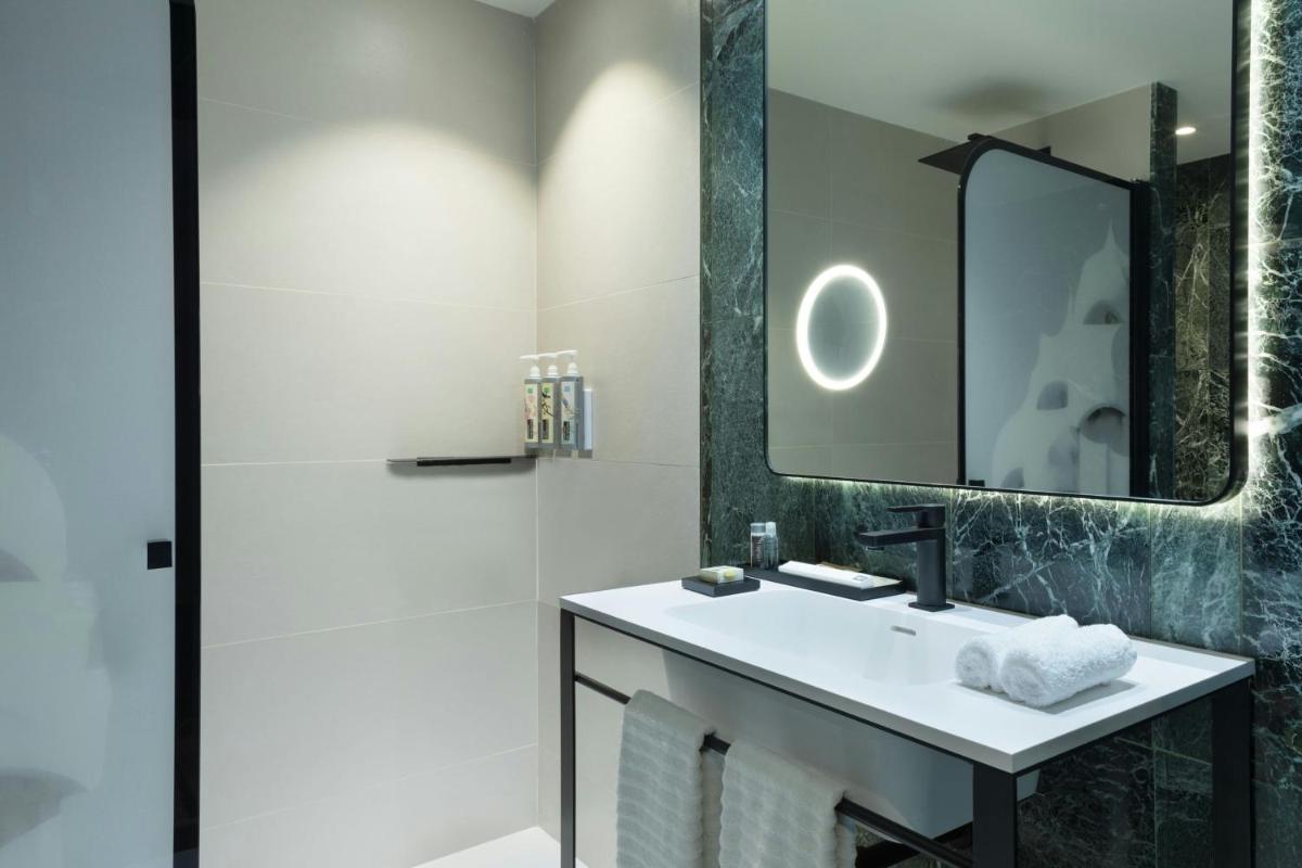Un baño de Renaissance Barcelona Hotel