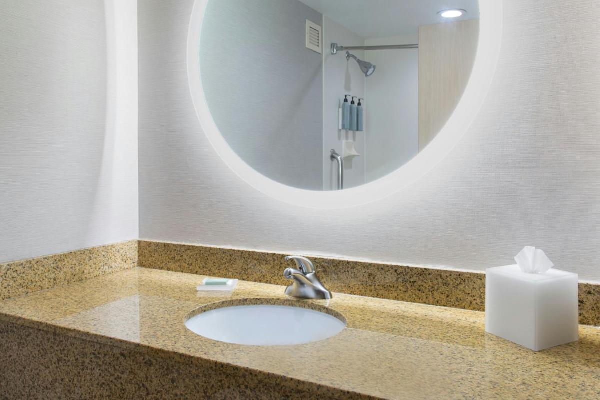 Courtyard by Marriott Buffalo Amherst/University - Housity