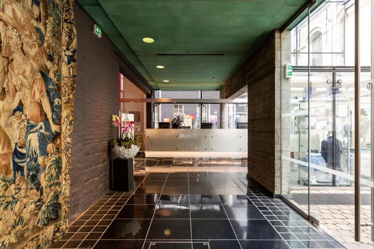 - un hall d'un bâtiment orné d'une fresque murale dans l'établissement L'Hermitage Gantois, Autograph Collection, à Lille