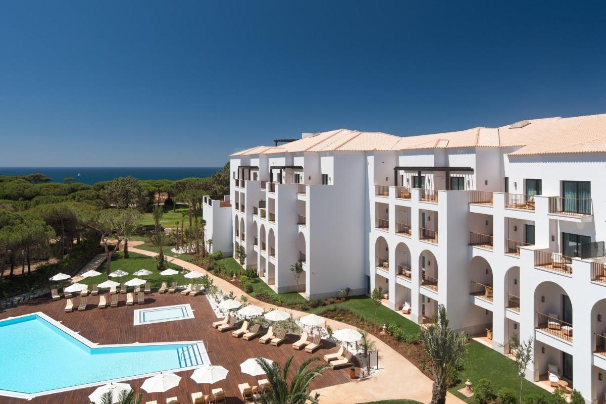 uma vista aérea do resort com uma piscina em Pine Cliffs Ocean Suites, a Luxury Collection Resort & Spa, Algarve em Albufeira uma vista aérea do resort com uma piscina em Pine Cliffs Ocean Suites, a Luxury Collection Resort & Spa, Algarve em Albufeira