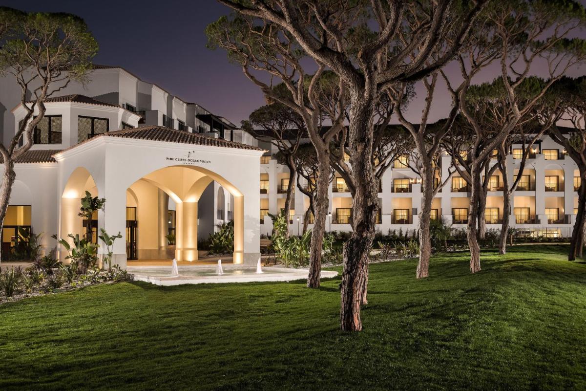 uma representação do exterior de um hotel à noite em Pine Cliffs Ocean Suites, a Luxury Collection Resort & Spa, Algarve em Albufeira uma representação do exterior de um hotel à noite em Pine Cliffs Ocean Suites, a Luxury Collection Resort & Spa, Algarve em Albufeira