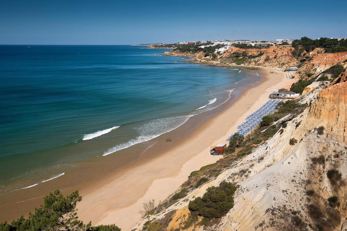 uma vista aérea de uma praia junto ao oceano em Pine Cliffs Ocean Suites, a Luxury Collection Resort & Spa, Algarve em Albufeira