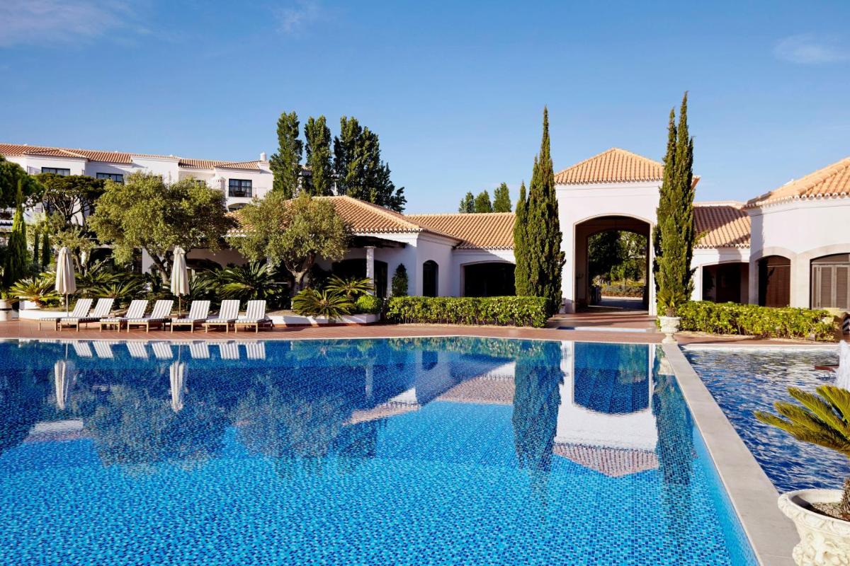uma piscina em frente a uma casa em Pine Cliffs Ocean Suites, a Luxury Collection Resort & Spa, Algarve em Albufeira
