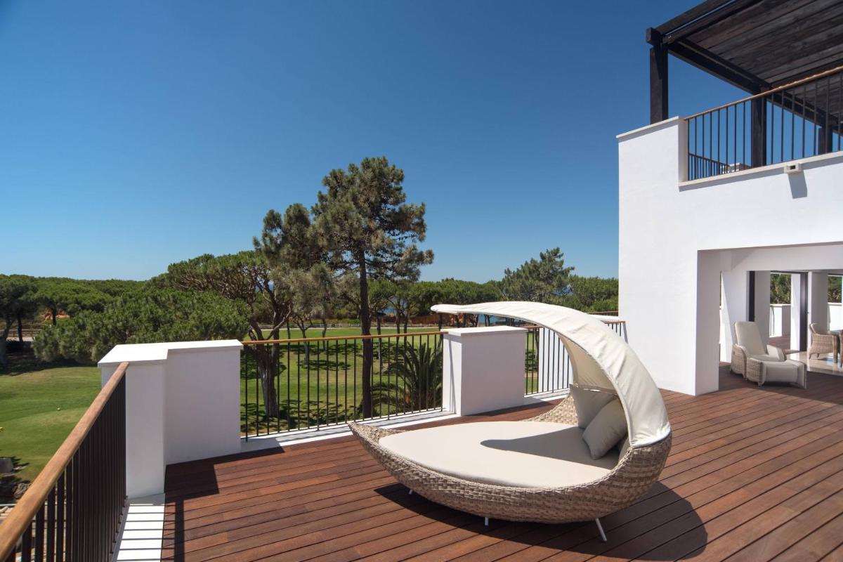 um deck com uma cadeira e um balanço em Pine Cliffs Ocean Suites, a Luxury Collection Resort & Spa, Algarve em Albufeira mais 158 fotografias